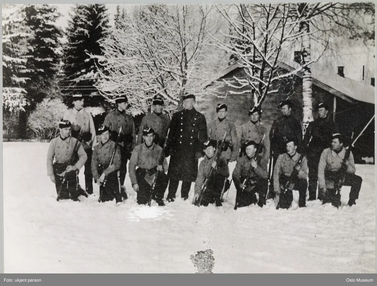 gruppe, menn, gardister, offiser, våpen, snø