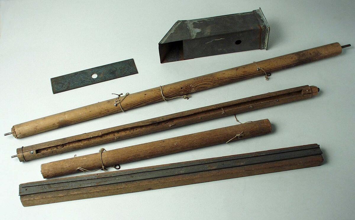 Modellteater, Alfred Jacobsen. Stomme av trä. Framsidan runt scenen klädd med flerfärgad papp, ovanför scenen texten: "EI BLOT TIL LYST". Ridå av papp föreställande Akropolis, tre änglar längs ned t v och sex t h, rödfärgade draperier, troligen Alfred Jacobsens Teaterdekorationer Nr 102. Till dockteatern hör en mängd delar, bl a kulisser, teaterdekorationer och figurer av papp, se vidare C13410:2 - 115.

Nyreg 2001-01-22 KS