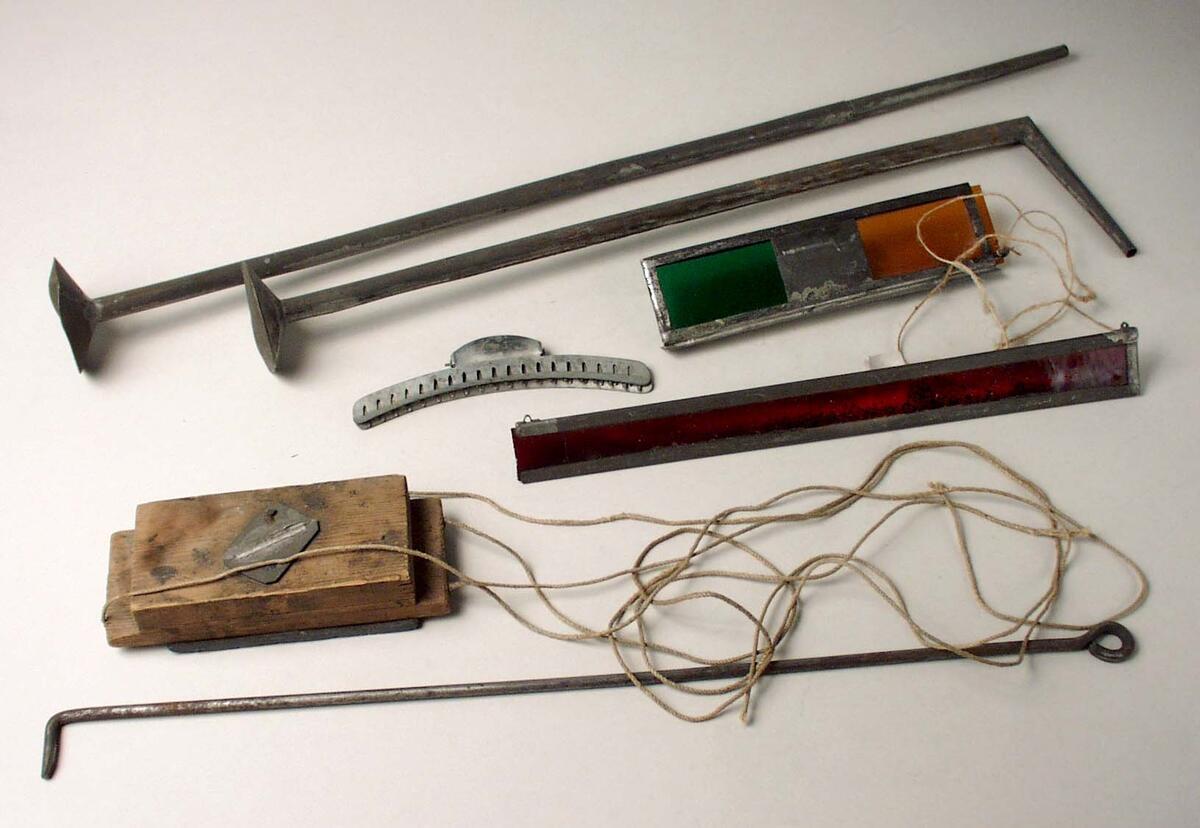 Modellteater, Alfred Jacobsen. Stomme av trä. Framsidan runt scenen klädd med flerfärgad papp, ovanför scenen texten: "EI BLOT TIL LYST". Ridå av papp föreställande Akropolis, tre änglar längs ned t v och sex t h, rödfärgade draperier, troligen Alfred Jacobsens Teaterdekorationer Nr 102. Till dockteatern hör en mängd delar, bl a kulisser, teaterdekorationer och figurer av papp, se vidare C13410:2 - 115.

Nyreg 2001-01-22 KS