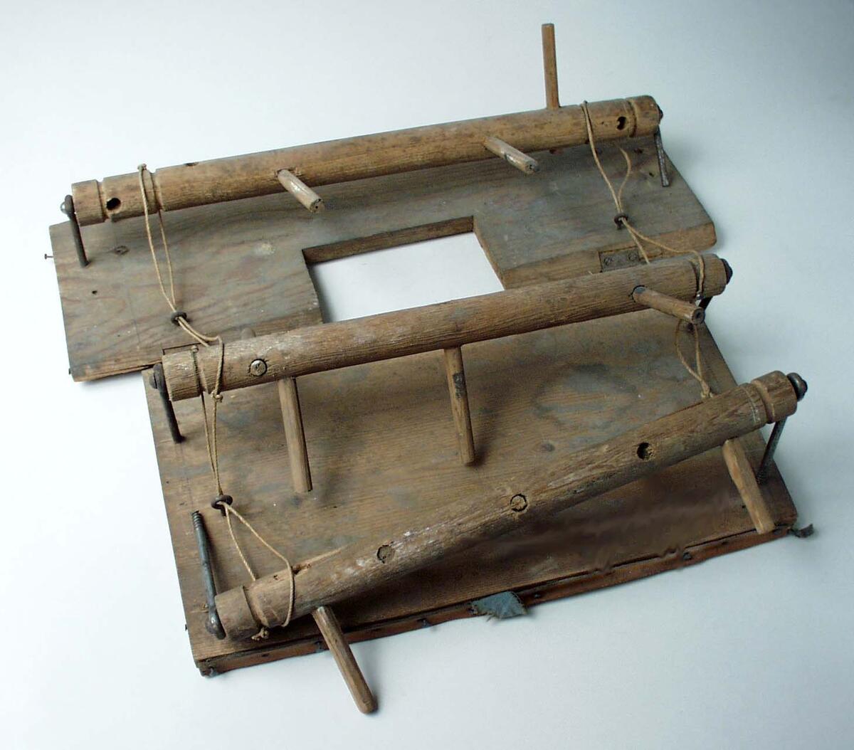 Modellteater, Alfred Jacobsen. Stomme av trä. Framsidan runt scenen klädd med flerfärgad papp, ovanför scenen texten: "EI BLOT TIL LYST". Ridå av papp föreställande Akropolis, tre änglar längs ned t v och sex t h, rödfärgade draperier, troligen Alfred Jacobsens Teaterdekorationer Nr 102. Till dockteatern hör en mängd delar, bl a kulisser, teaterdekorationer och figurer av papp, se vidare C13410:2 - 115.

Nyreg 2001-01-22 KS