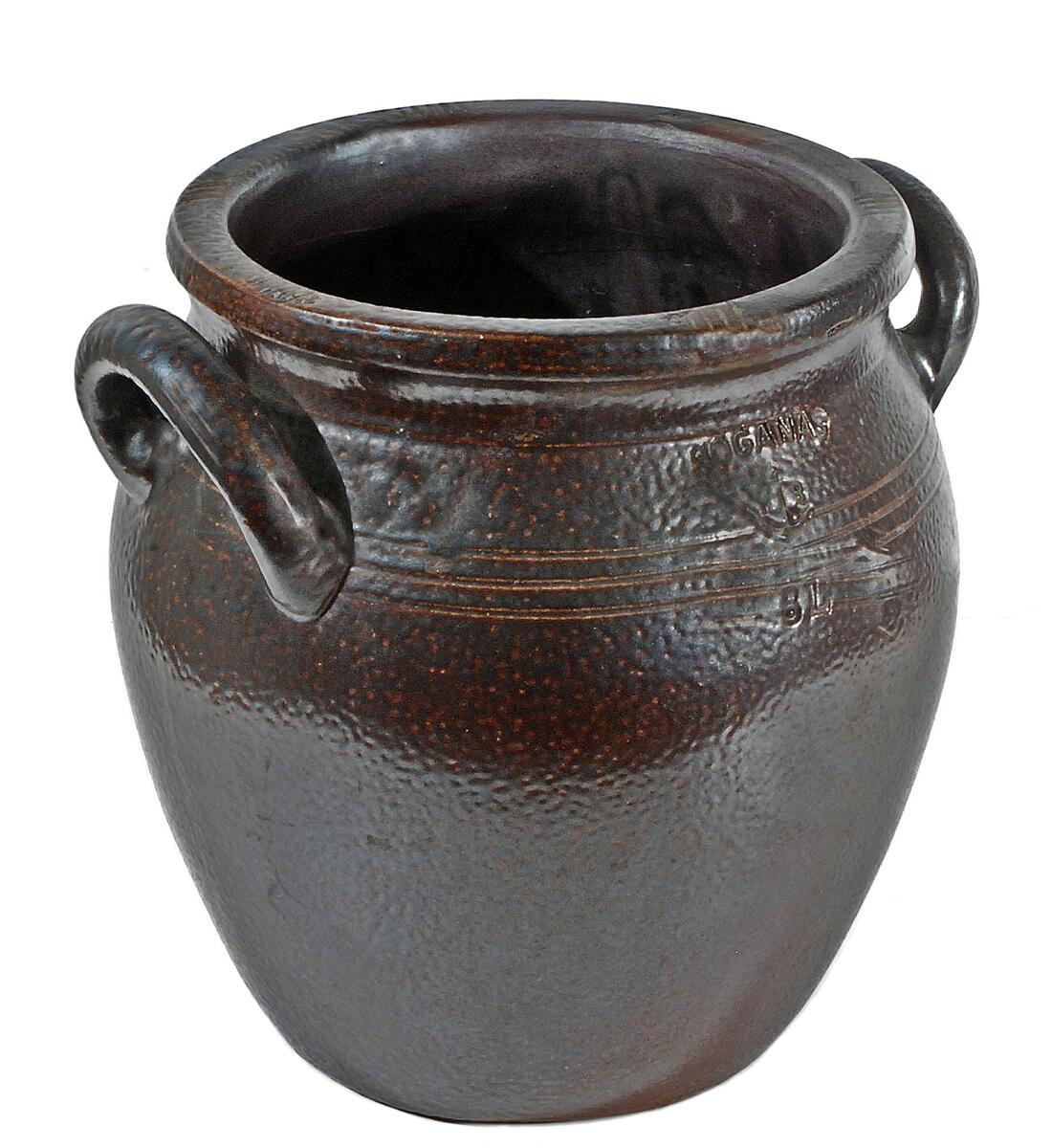 Brun kruka från höganäs, med två öron, rymmer 8 liter, inpressad märkning "höganäs h b 8 l" samt ett ankare, i botten inpressad märkning "åp", se inventnr c14302.
nyreg Data 010407 ks