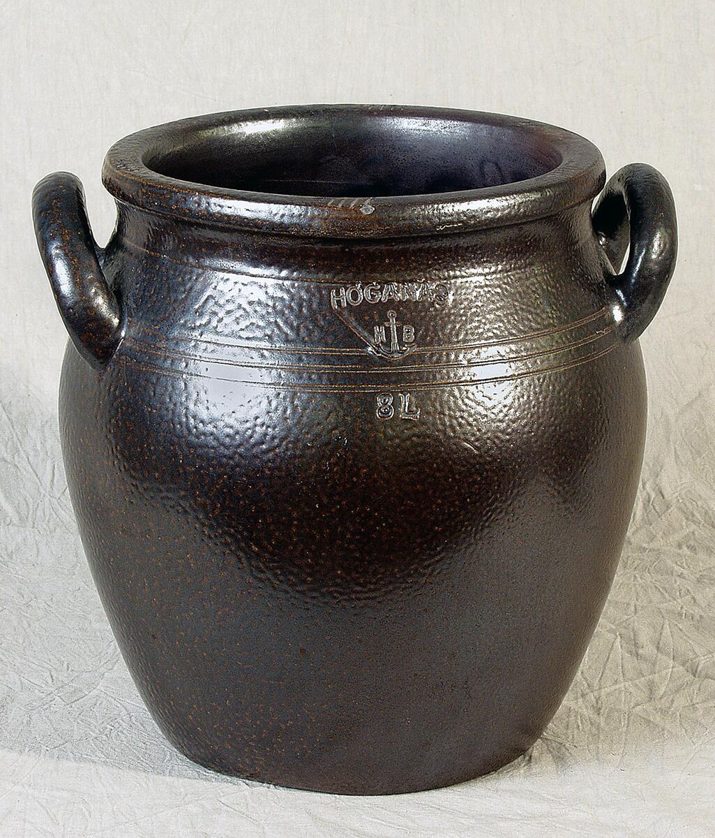 Brun kruka från höganäs, med två öron, rymmer 8 liter, inpressad märkning "höganäs h b 8 l" samt ett ankare, i botten inpressad märkning "åp", se inventnr c14302.
nyreg Data 010407 ks