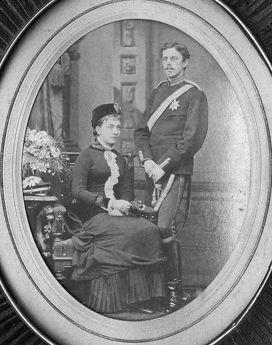 Porträtt av Kung Gustaf och Drottning Viktoria 1881, pendang@ motsvarighet till föregående.