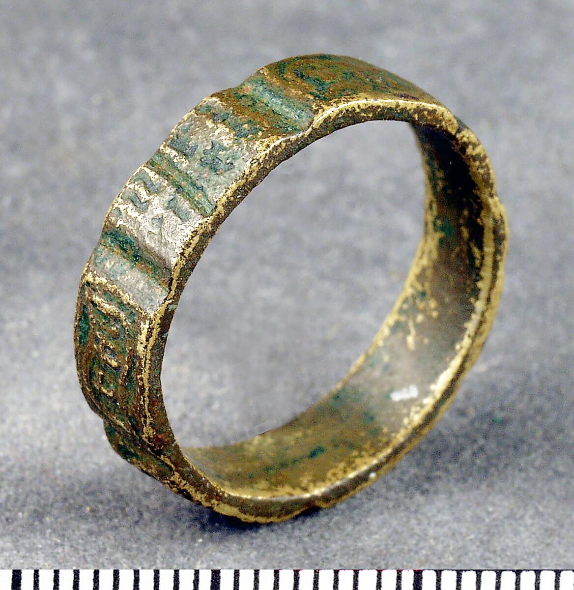 Jämnbred fingerring, ornerad med tvärgående oregelbundna räfflor. Orginalkatalogen hänvisar i övrigt till GFC9766: "Påträffad på Gotland av några gotlänningar och från dessa inköpta av givarens fader". Proviniensen Lärbro därmed ngt osäker.
Av brons, oornerad. Diam. 2,4 cm. Från Lärbro ? I övrigt se hnr: 9766.