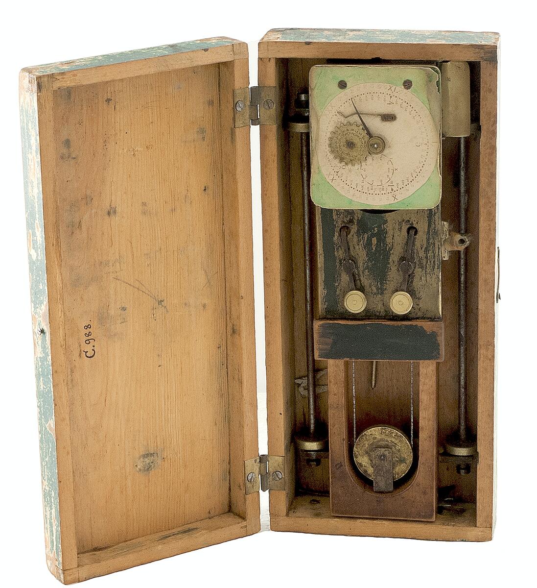 Grön låda av trä med planimeter ?, lådan är mycket nött och färgen är delvis avskavd, locket stängs med en hake, planimetern är av brunt trä och metall och försedd med en graderad rund mätskiva (av papp) mot ljusgrön fyrkantig pappskiva, har enligt originalkatalogen tillhört kommissions-lantmätaren i gotl. Län, kaptenen m.m. Axel ytterberg, död 1910.
för Lantmätare, i fodral av trä, 25,5 x 11 x 5,5 cm. Har tillhört kommisions-lantmätaren i gotl. Län, kaptenen m.m. Axel ytterberg, död 1910.