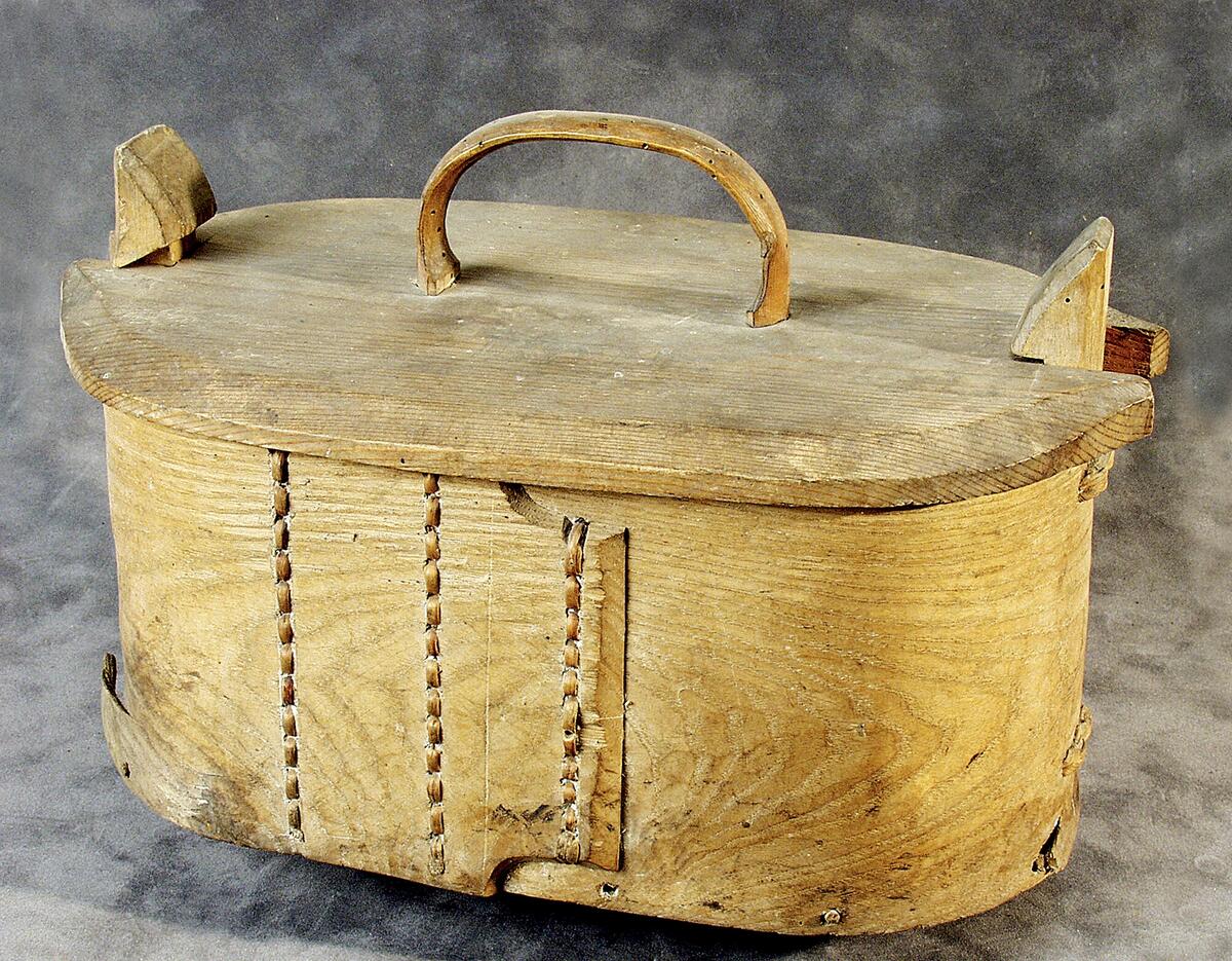 Av trälaggar med lock, oval. 2 hänklar. Locket har hänkel. 31,5 x 18 cm, h 14,5 cm