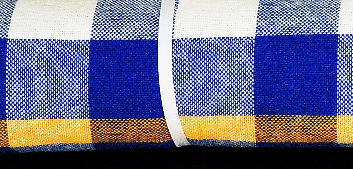 En rutig vävd duk i blått och vitt samt en gul rand som löper längs kanten
Nyreg jan 2007 LJ