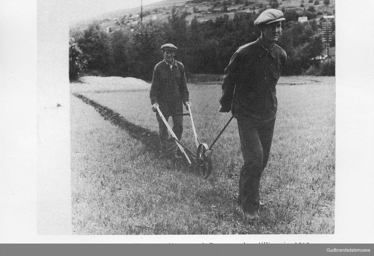 Anton og Ivar Hjellum dreg vassfår i matåkeren på Prestgarden Ullinsvin. 1960

Vågåkalenderen 1985, utgjevar: Vågå Kameraklubb