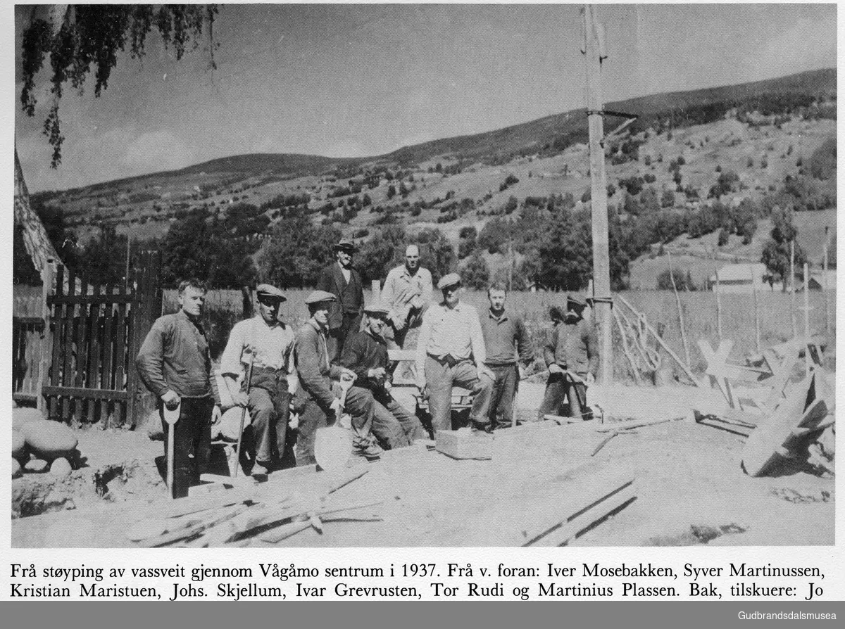 Frå støyping av vassveit gjennom Vågåmo sentrum i 1937. Frå v; Iver Mosebakken, Syver Martinussen, Kristian Maristuen, Johannes Skjellum, Ivar Grevrusten, Tor Rudi og Martinius Plassen. Bak, tilskuere: Jo Skjedsvold og Jan Steinum

Vågåkalenderen 1986, utgjevar: Vågå Kameraklubb