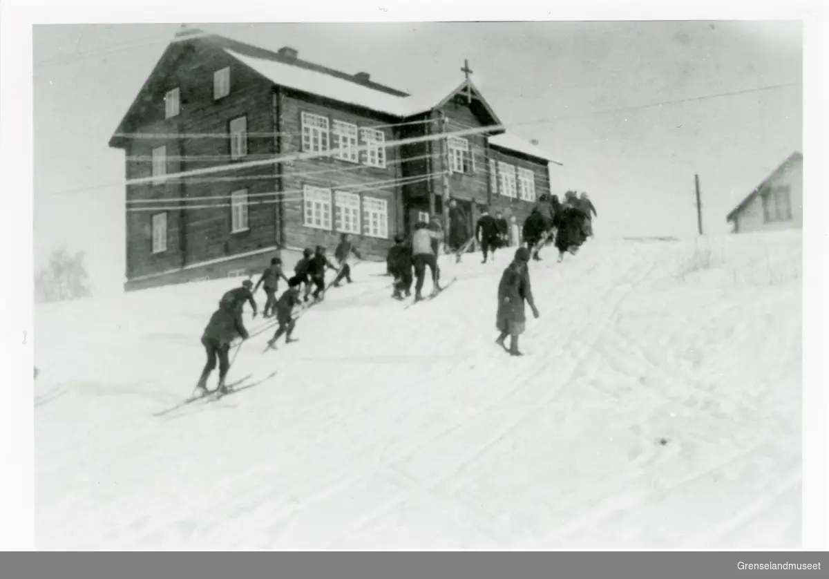 Skolebarn på Strand skoleinternat går på ski. 