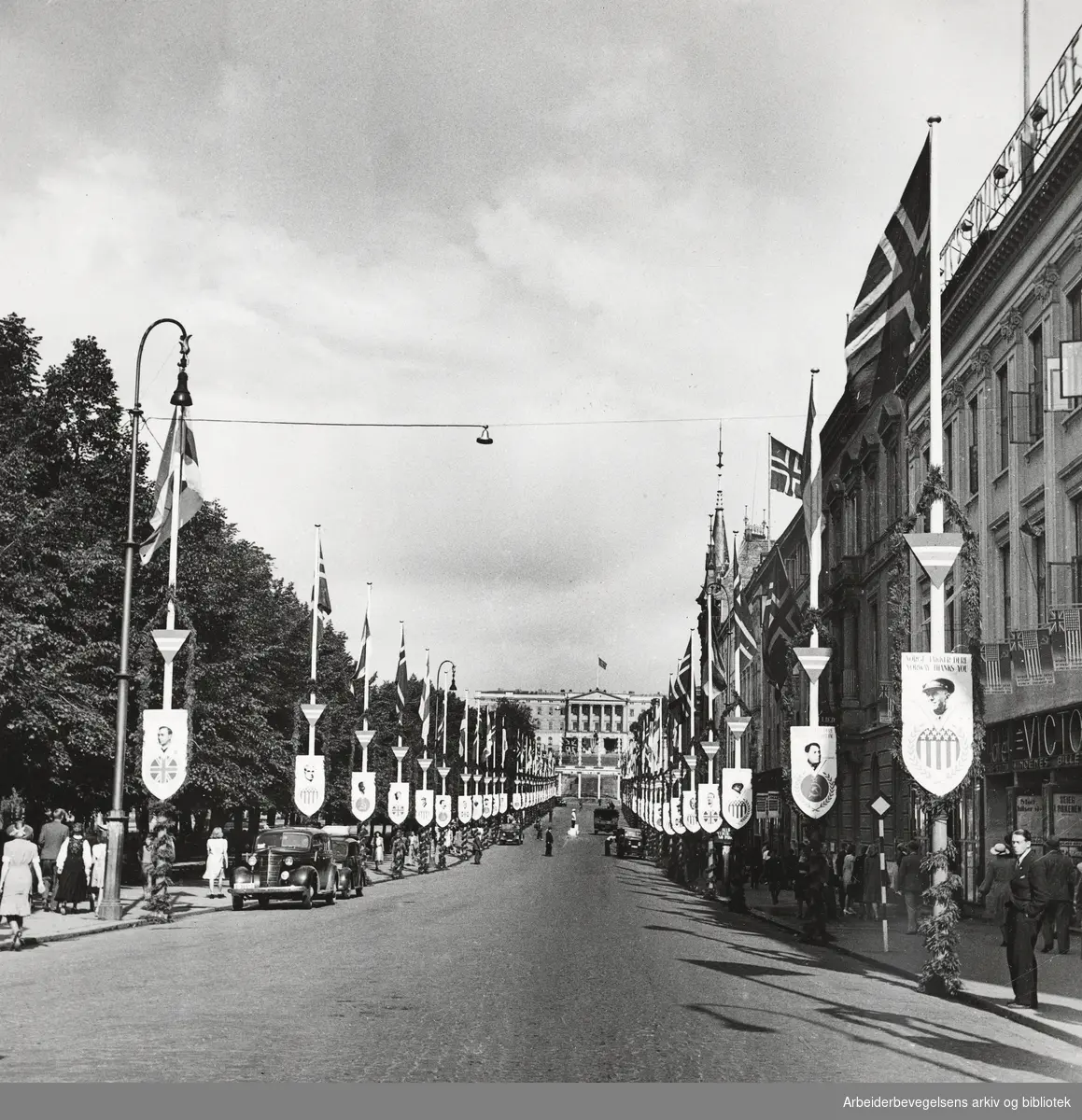 Karl Johans gate gjøres klar for feiringen av de alliertes dag 30 juni 1945