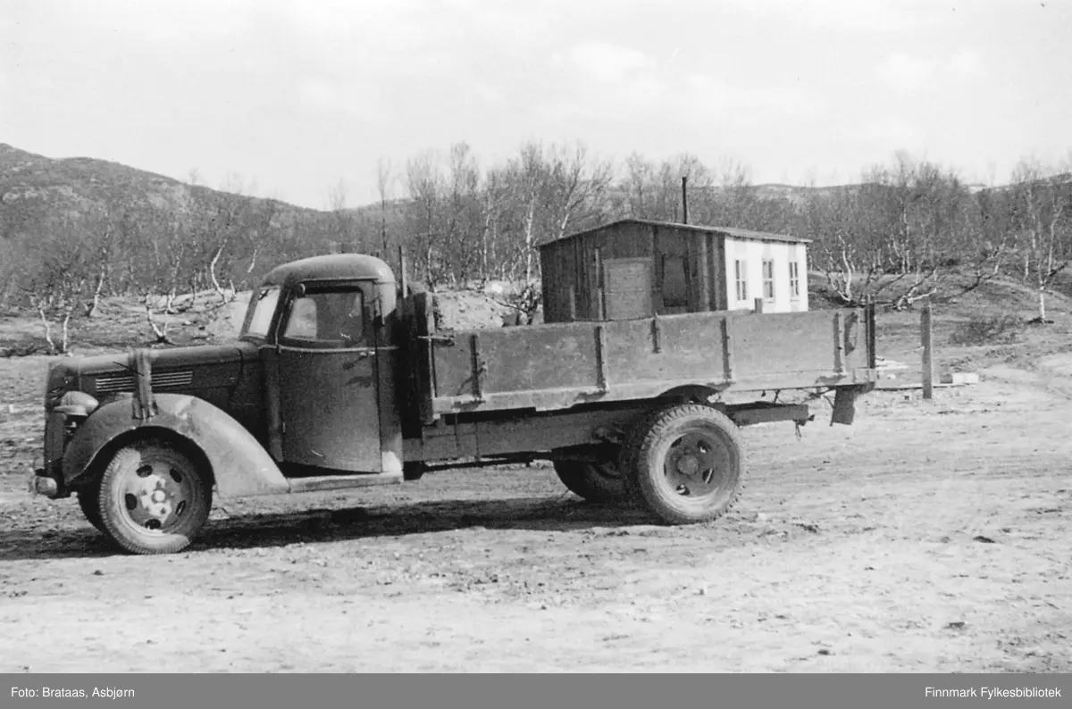 Ford lastebil, 1940- eller krigsmodell, troig rysk- eller franskprodusert. Ekstra luftehull i forkant av panseret, over grillen. Militært kolonnelys, ligner litt på tyskerhjelm, står fortsatt på forskjermen. Trolig en av de mange eks-tyske lastebiler som ble overdratt til sivile norske eiere etter krigen. Førerhuset er bygd ut i bredden, ut over stigbrettet, så det gir plass til tre mann. (Kilde: Ivar E. Stav)