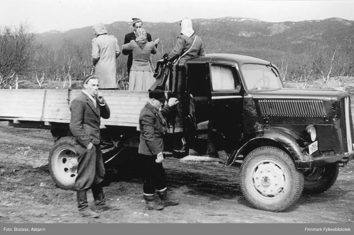 Bildet er tatt i 1947. Anleggsfolk som jobbet i Børselv, og lokale ungdommer, drar her på helgeutfart.
Fotograf Asbjørn Brataas. 

Lastebilen er en Opel Blitz 3-tonner, muligens krigsmodell, muligens ekstysk. Lasteplanet kan være nybygd (lyst). Registreringsnummeret ser ut som Y-788 - det står på Olav J. Olsen, Børselv. 