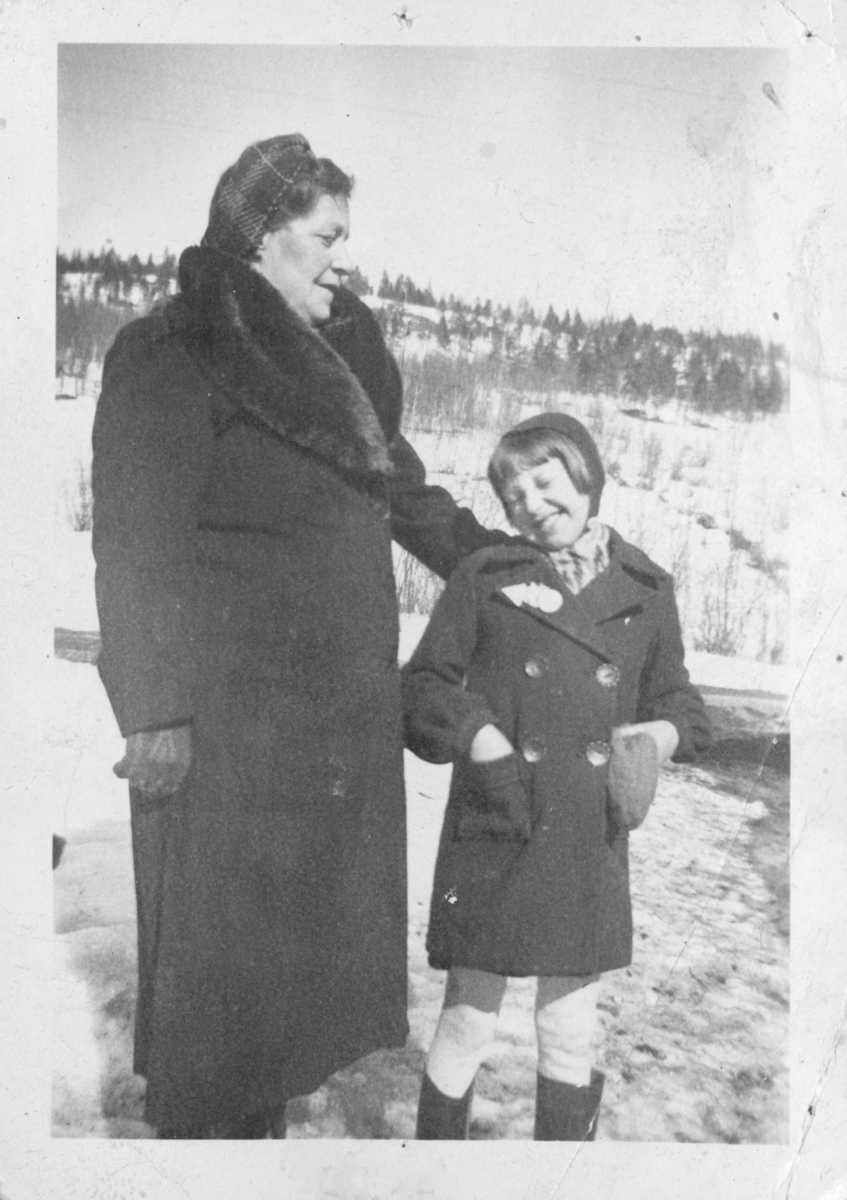 Foto av Eline Kvammen med sin datter Tora Kvammen. Bildet er tatt rundt 1943.