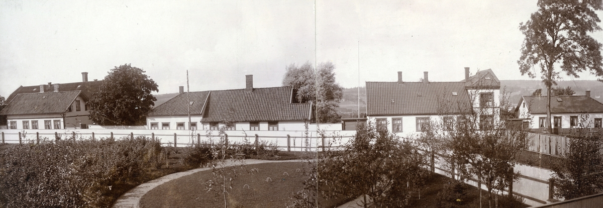 Det første klipperiet til Helly J. Hansen, Moss ca. 1905. Hage i forgrunnen, bøyler til krokettsspill. antakelig fabrikkhagen.