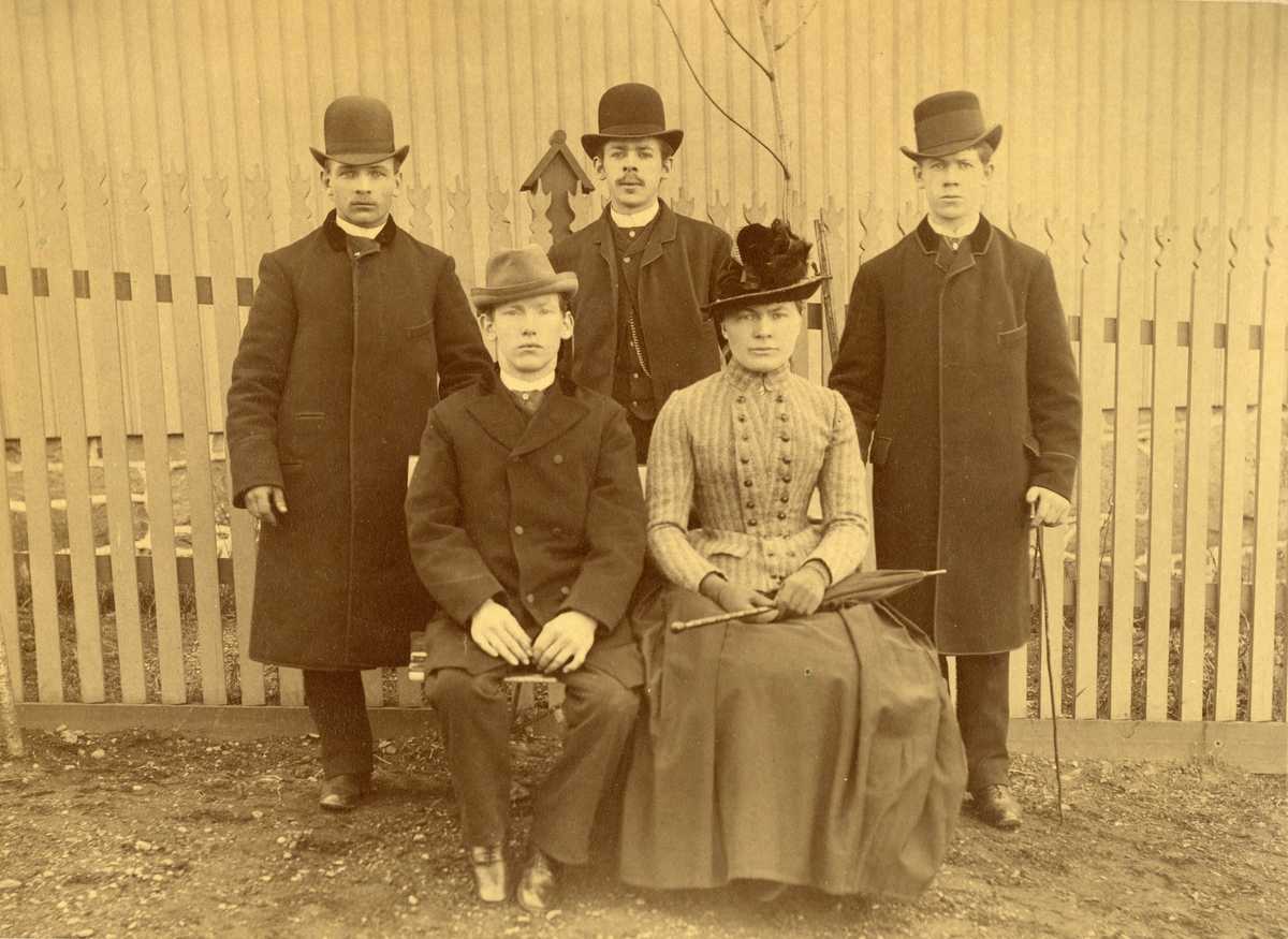 Gruppebilde av arbeidere ved  Helly J. Hansens korkfabrikk, våren 1887. 
Stående fra venstre: 
Johan Pedersen ("Pers, ), Waldemar Hansen, Martin Halvorsen (ikke Martin på Oljeljekl. fabr.), 
Sittende fra venstre: 
Harald Hansen  (ikke Hasselbakk Hansen)
Karoline Navestad