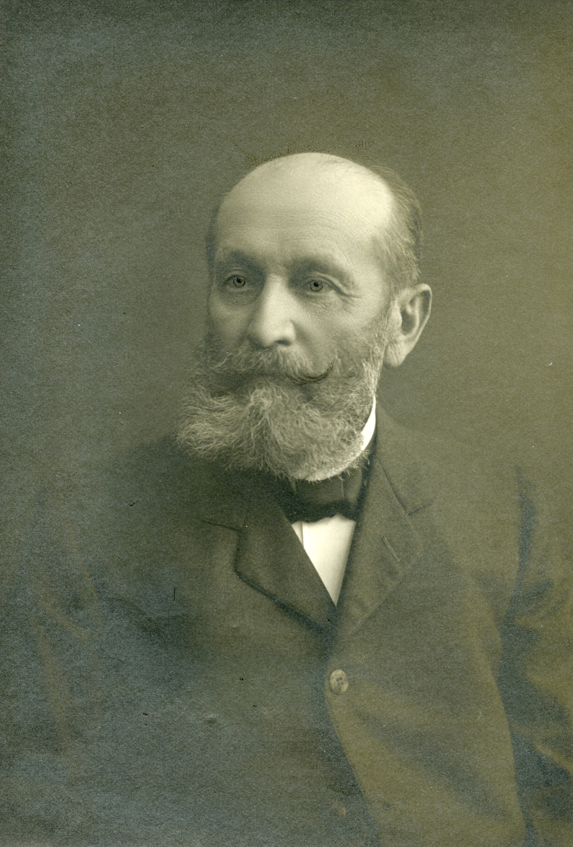 Portrett av kaptein Helly Juell Hansen (1840-1914), Moss. Etablerte Helly J. Hansen Oljeklædefabrik på Skarmyra i Moss i 1877.