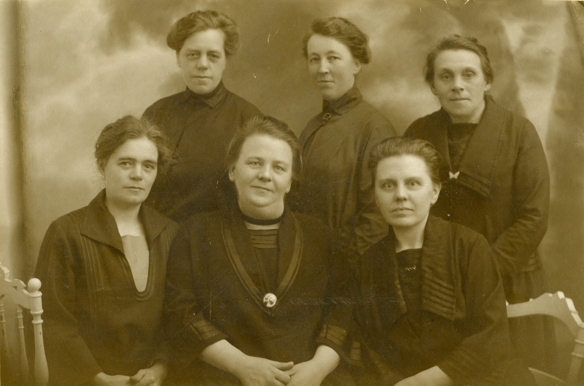 Gruppeportrett av syersker ved Helly J. Hansen AS 1925. En av dem kan være Katinka Kristiansen.