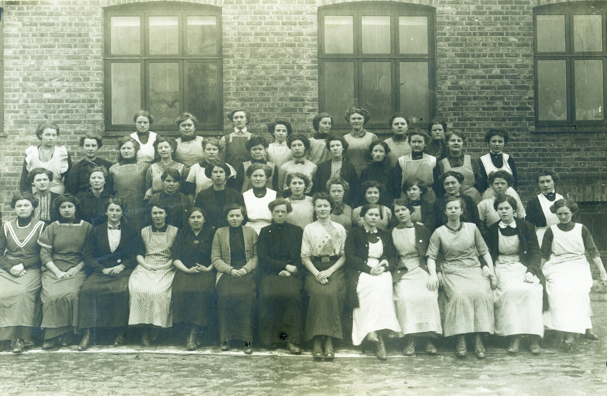 Gruppebilde av ansatte ved systua i hos Helly J. Hansen AS, Moss 1914. Ingen navn.