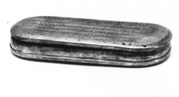 Kalenderdosa. Rektangulär med rundade hörn. På locket en kalender med bokstäver och symboler i upphöjd relief. Höger: "FORSWENSKAD 1787 4/1". Vänster: "JANUAR: FEBRUA: MARTI: APRIL: MAIUS: JUNIUS:" Mittbak på dosans kant finns ett hål.
