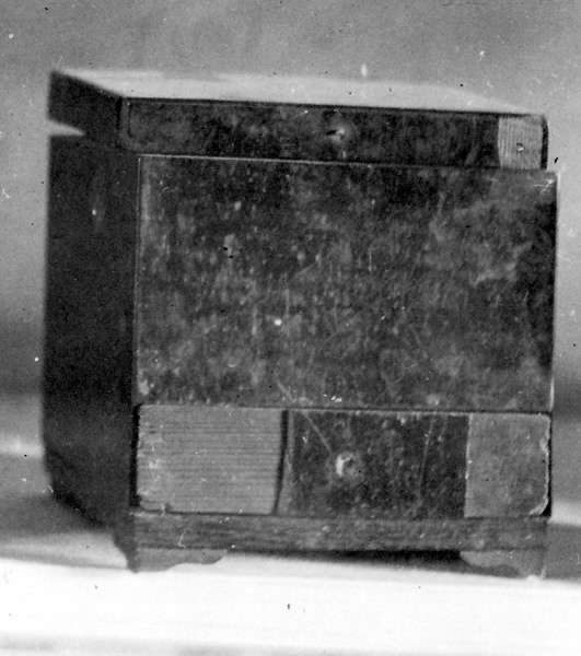 Tobaksask av trä, fanerat av annat träslag.