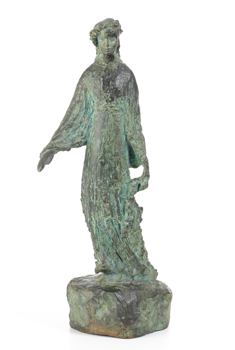 En statyett av brons, föreställande Christina Nilsson i rollen som Ophelia. Statyetten är full av liv och elegans i karaktären, ett verk i en sluten
kärv form. Christina gjorde rollen som Ophelia 1868 och hennes rolltolkning gav Operan i Paris dess största succé någonsin.
Ophelia i operan Hamlet var en av operasångerskan Christina Nilssons (1843-1921) paradroller.

Inskrivet i huvudkatalog 1953.