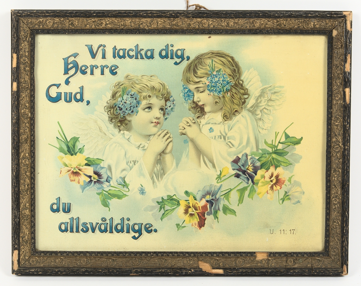 Oljetryck inom träram och glas. Ramen är svartmålad, förgylld och försedd med floralmotiv i relief. Motivet föreställer två vit- och vingbeklädda barn med blommor i håret och händerna ihopslagna till bön. Text: "Vi tacka dig, herre gud, du allsvådige", "U. 11:17." (Uppenbarelseboken 11:17).

På tavlans baksida finns följande anteckning i bläck: "Nr 92. B Nils Brogren Berget Släp", samt rester av ett påklistrat tidningsblad.