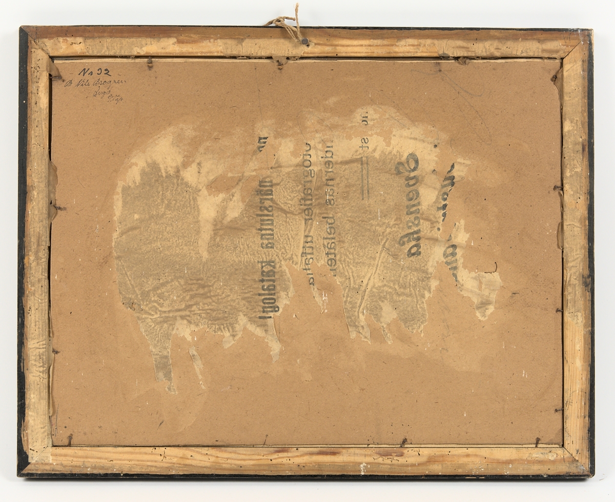 Oljetryck inom träram och glas. Ramen är svartmålad, förgylld och försedd med floralmotiv i relief. Motivet föreställer två vit- och vingbeklädda barn med blommor i håret och händerna ihopslagna till bön. Text: "Vi tacka dig, herre gud, du allsvådige", "U. 11:17." (Uppenbarelseboken 11:17).

På tavlans baksida finns följande anteckning i bläck: "Nr 92. B Nils Brogren Berget Släp", samt rester av ett påklistrat tidningsblad.