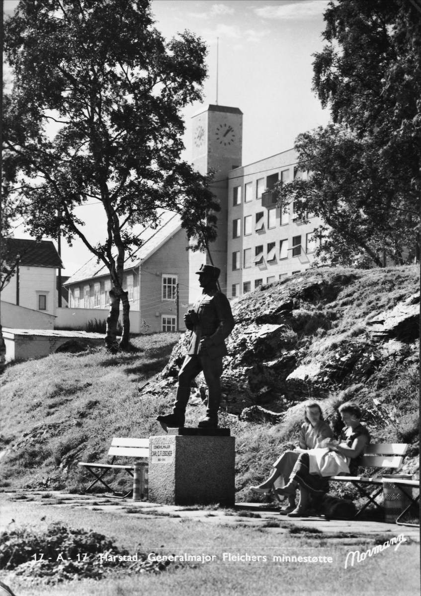 Fleischer-statuen i Generalhagen, med Harstad rådhus og befalsskolen i bakgrunnen.
