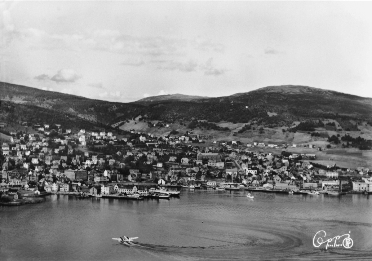 Harstad havn og byen, fotografert fra Gangsås.