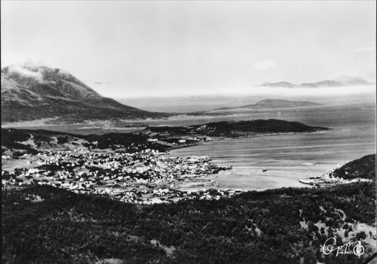 Harstad by, med Grytøy og Kjøtta i bakgrunnen.