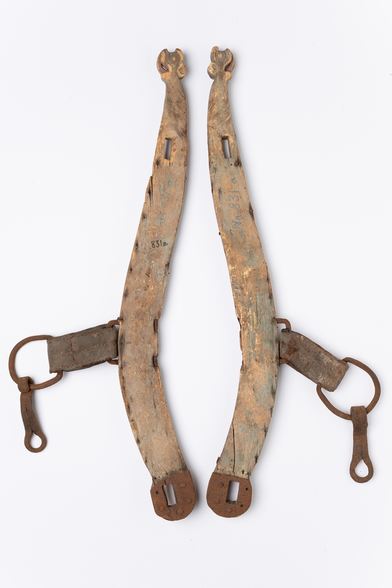 (A):bladverk, fuglehode (B): slyngdekor, (C): profilert kant