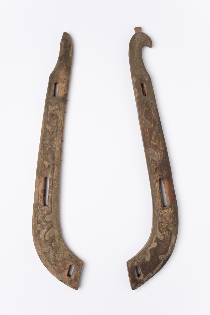 (A):bladverk, fuglehode (B): slyngdekor, (C): profilert kant