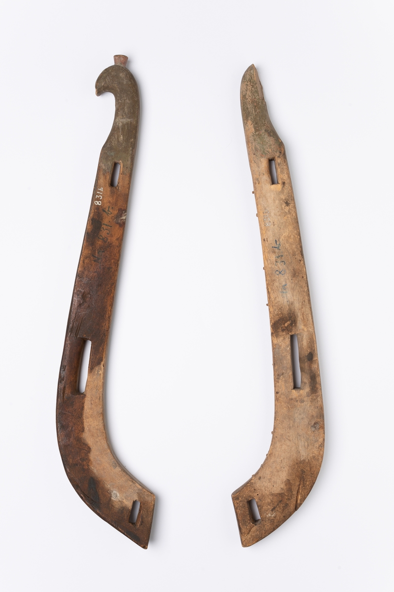 (A):bladverk, fuglehode (B): slyngdekor, (C): profilert kant