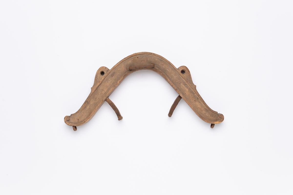 (A):bladverk, fuglehode (B): slyngdekor, (C): profilert kant