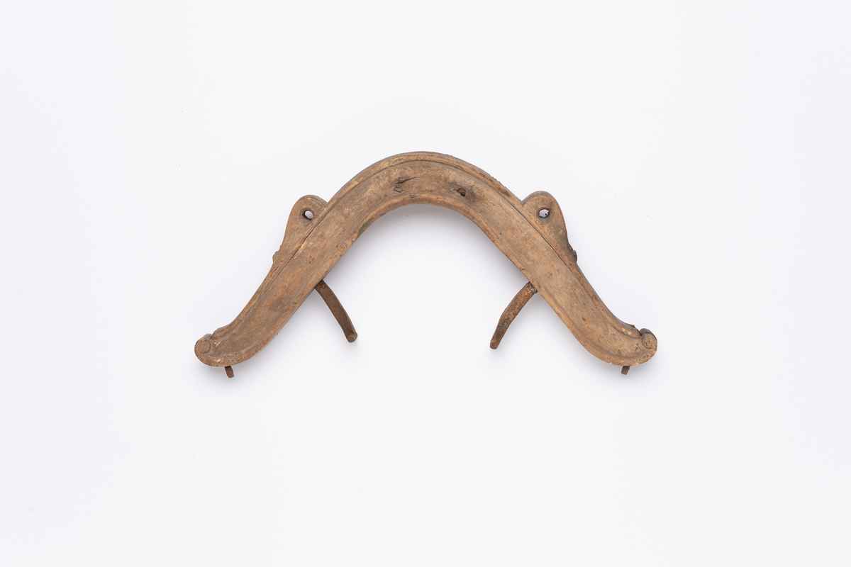 (A):bladverk, fuglehode (B): slyngdekor, (C): profilert kant