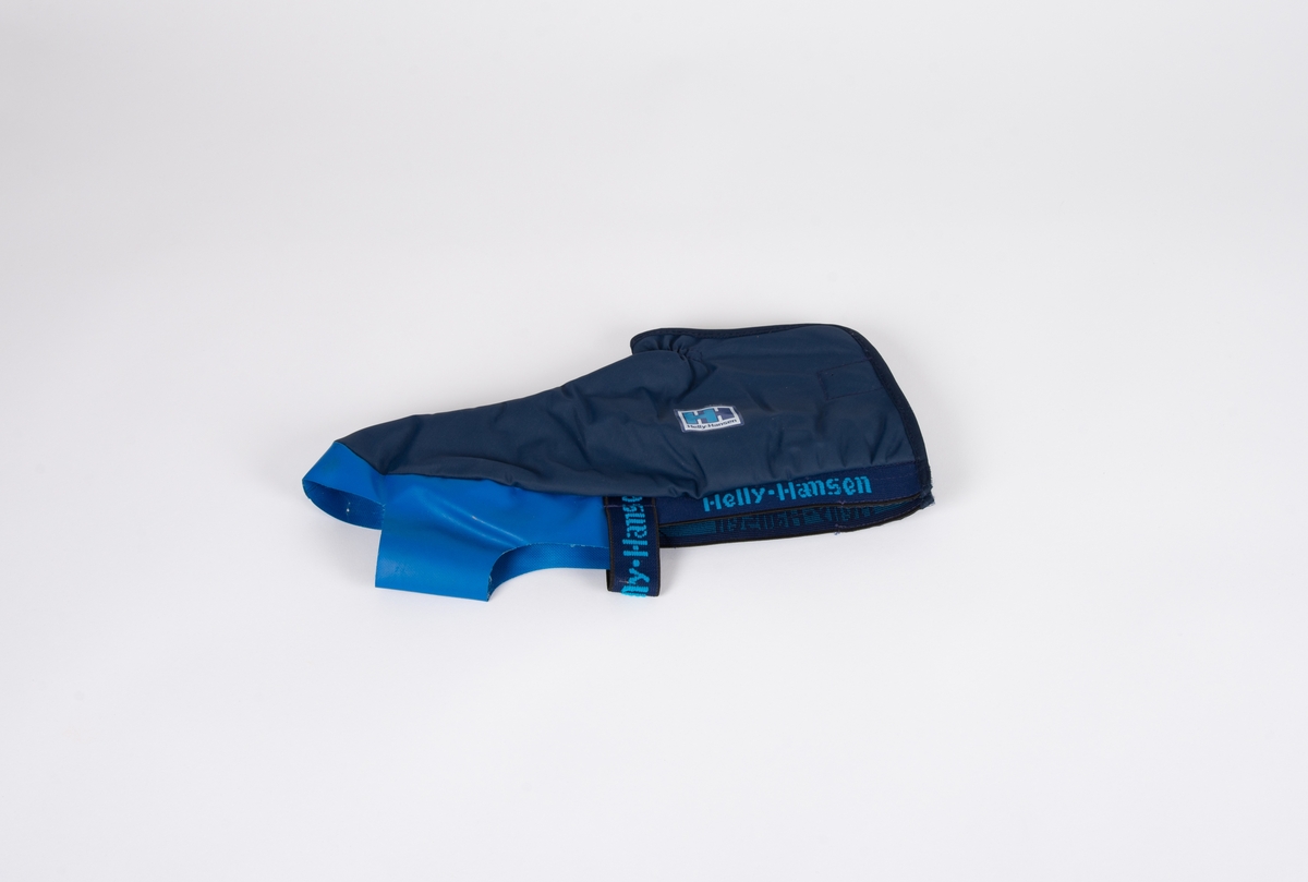 Skotrekk i Nylon (venstre fot), fôret med fiberpels. Elastikk med innvevd logo: Helly Hansen. Rund kant bak og under støvel. Nylox under elastikk foran ved ankel. Kantebånd rundt ankel.