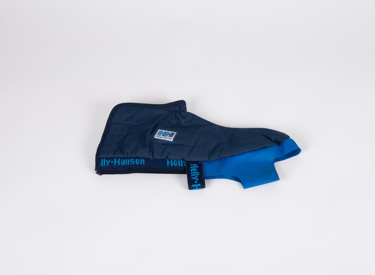 Skotrekk i Nylon (høyre fot), fôret med fiberpels. Elastikk med innvevd Logo: Helly Hansen. Rund kant bak og under støvel. Nylox under elastikk foran ved ankel. Kantebånd rundt ankel.