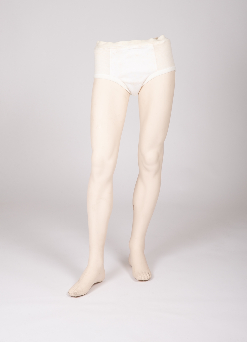 Art. nr. 46076. Hvit strikket underbukse med elastikk i livet. Emballasje i form av produktomslag og plastpose.