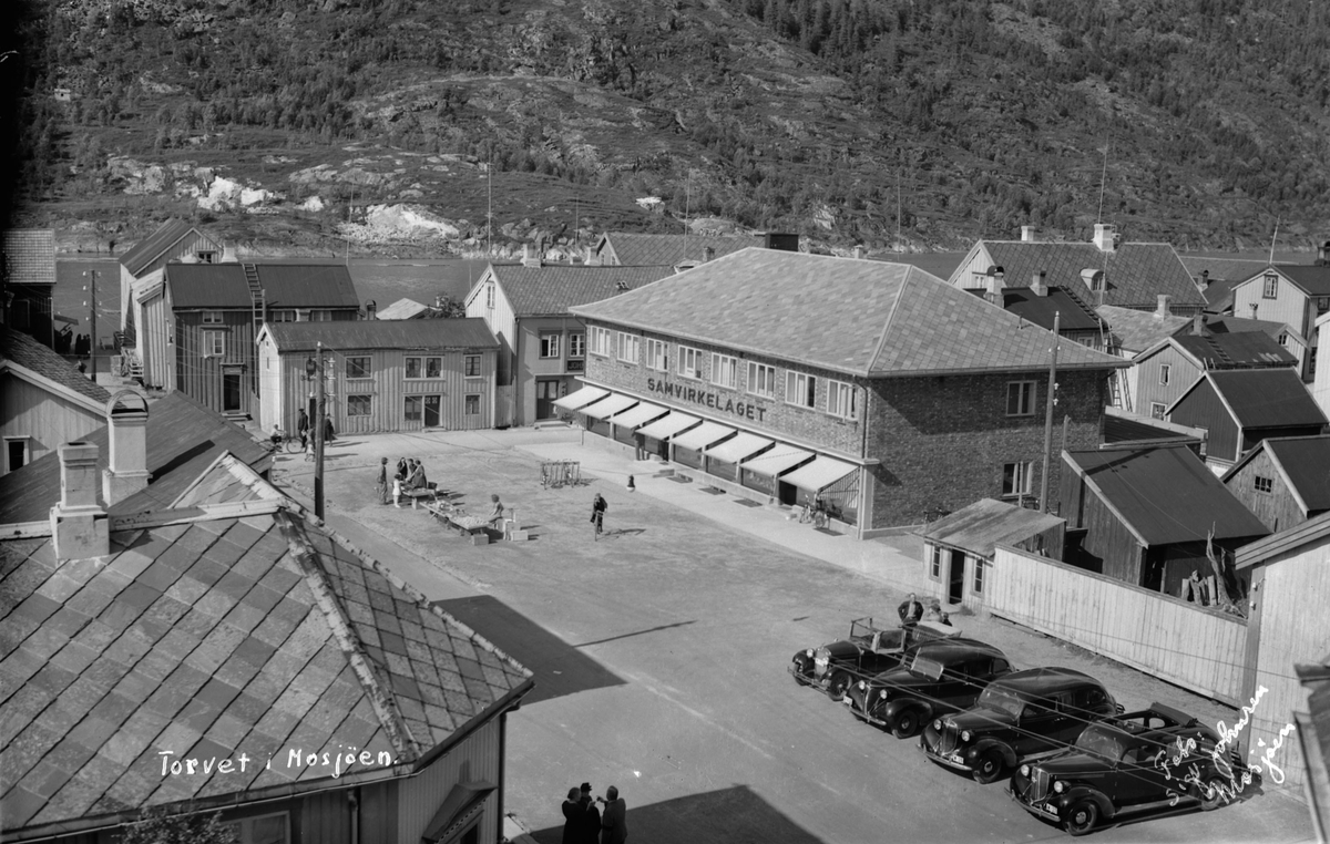 Torget i Mosjøen, vi ser bilholdeplassen på torget, Samvirkelaget.m.m.