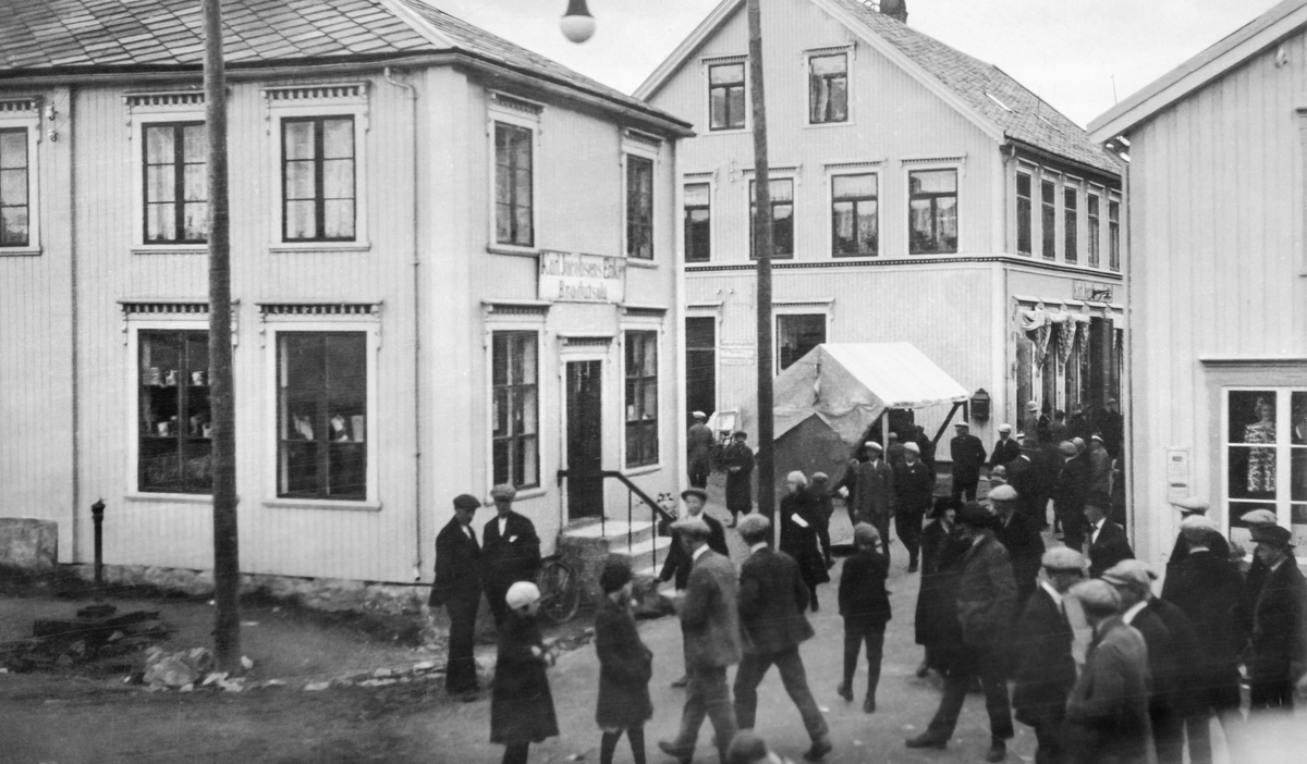 Tiendebytte i Sjøgata, på hjørnet ved torget, til venstre bakeriet til Karl Jacobsens enke.