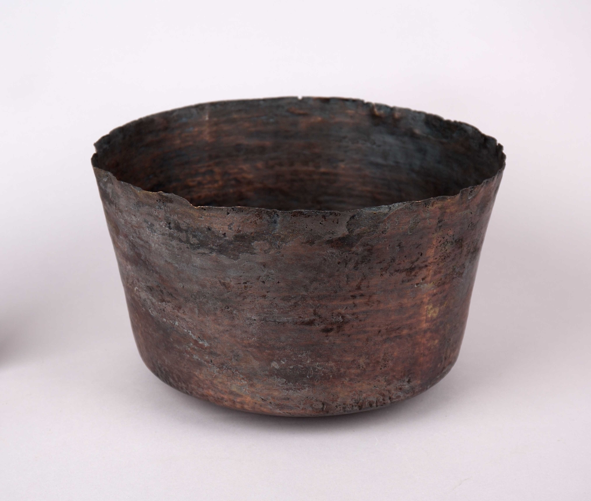 Kobbergryte fra skipet AKERENDAM, kjent som Rundefunnet fra Runde på Sunnmøre. Stor, sirkulær kobbergryte med rett vegg.