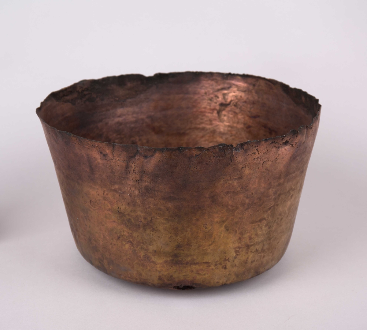 Kobbergryte fra skipet AKERENDAM, kjent som Rundefunnet fra Runde på Sunnmøre. Stor, sirkulær gryte med rett vegg.