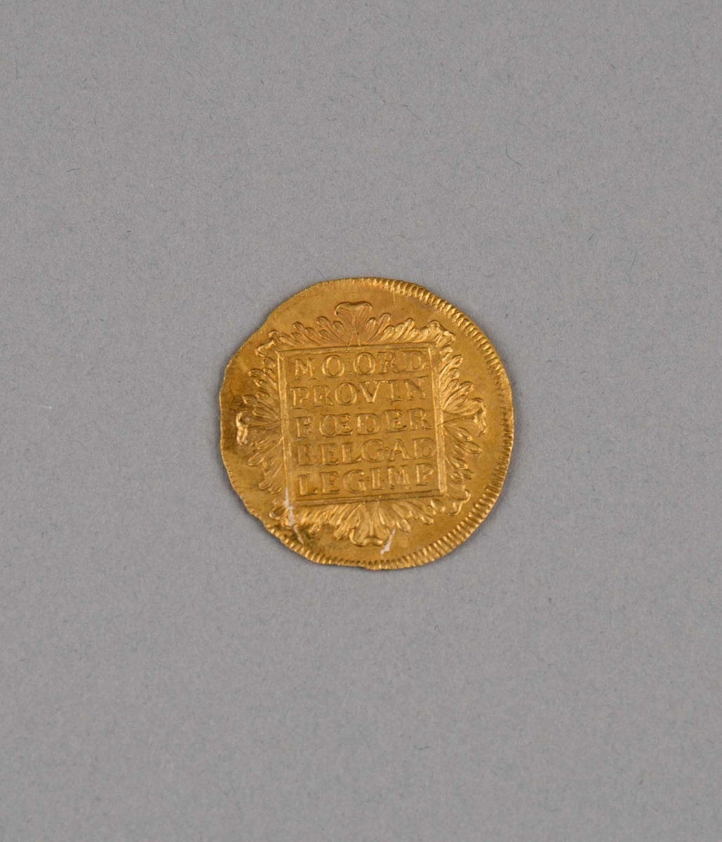 Rundefunnet, stort antall gull- og sølvmynter fra nederlandske ostindiafareren AKERENDAM som forliste på jomfruturen 8. mars 1725 utenfor Ålesund på Sunnmøre.
1 stykk 2 dukat i gull stemplet Utrecht 1715