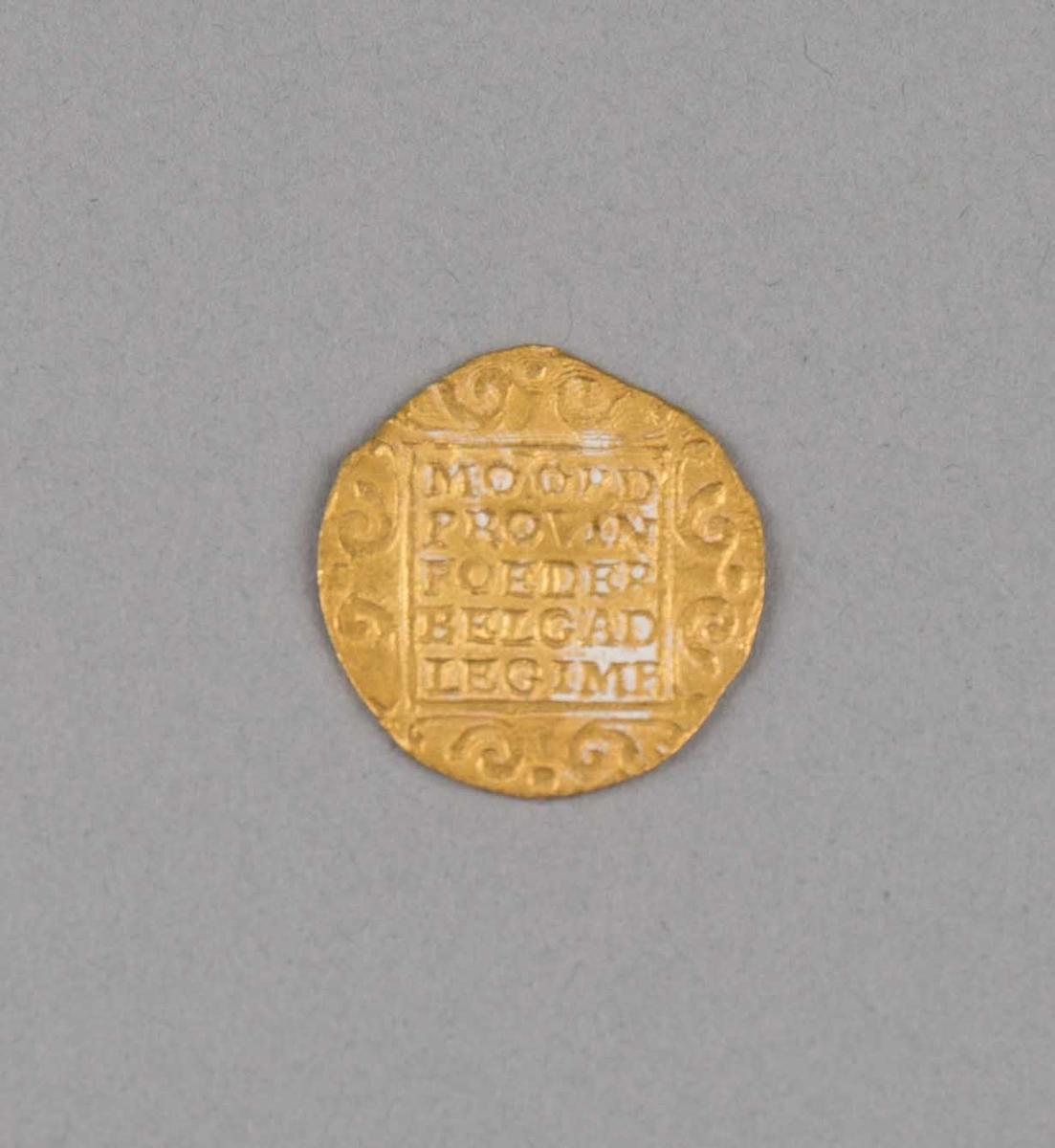 Rundefunnet, stort antall gull- og sølvmynter fra nederlandske ostindiafareren AKERENDAM som forliste på jomfruturen 8. mars 1725 utenfor Ålesund på Sunnmøre.

1 stk.  Gull dukat Utrecht fra 1724