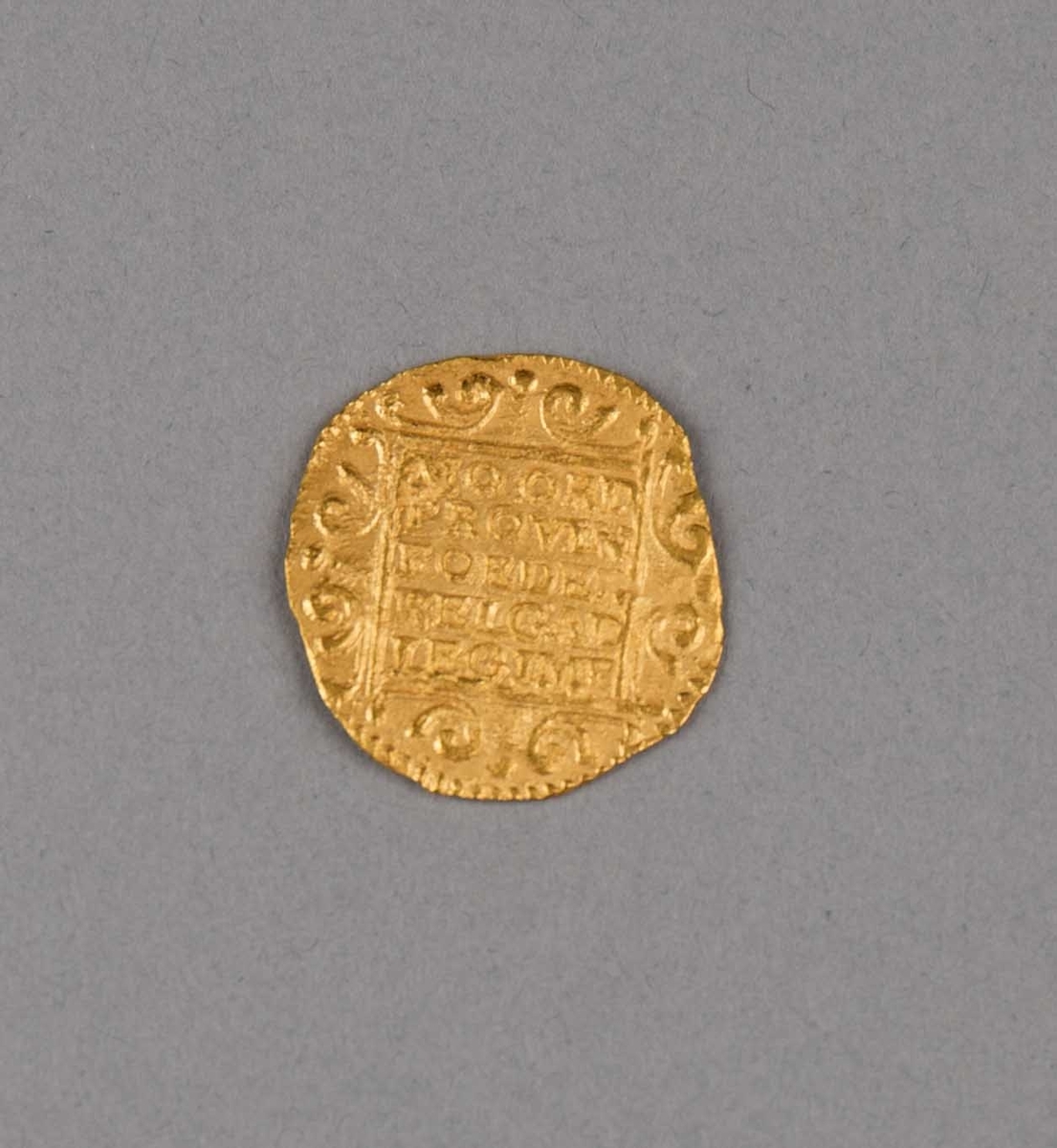 Rundefunnet, stort antall gull- og sølvmynter fra nederlandske ostindiafareren AKERENDAM som forliste på jomfruturen 8. mars 1725 utenfor Ålesund på Sunnmøre.

1 stk.  Gull dukat Utrecht fra 1724
