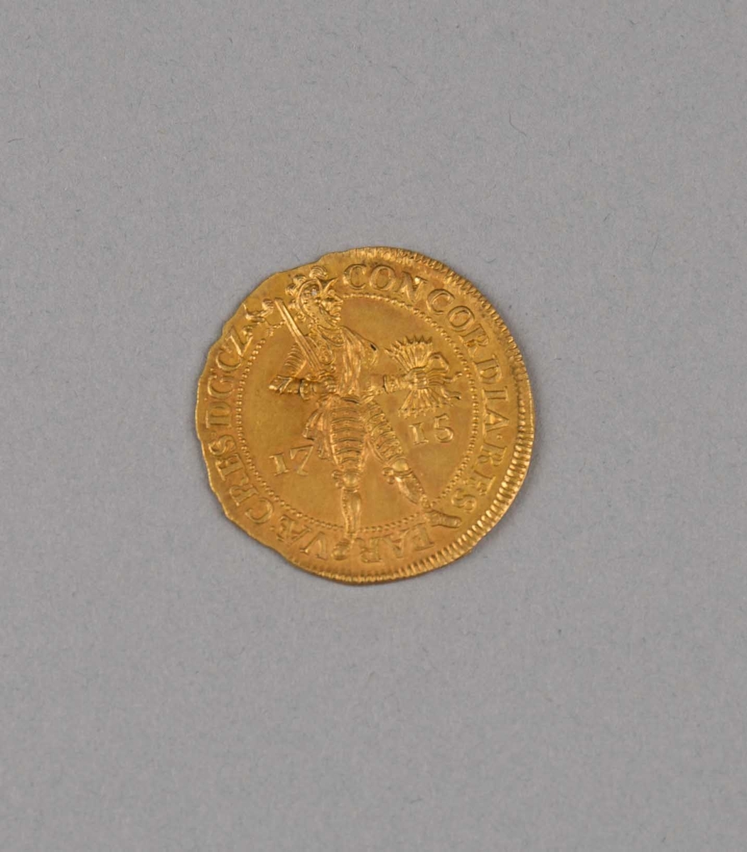 Rundefunnet, stort antall gull- og sølvmynter fra nederlandske ostindiafareren AKERENDAM som forliste på jomfruturen 8. mars 1725 utenfor Ålesund på Sunnmøre.
1 stykk 2 dukat i gull stemplet Utrecht 1715