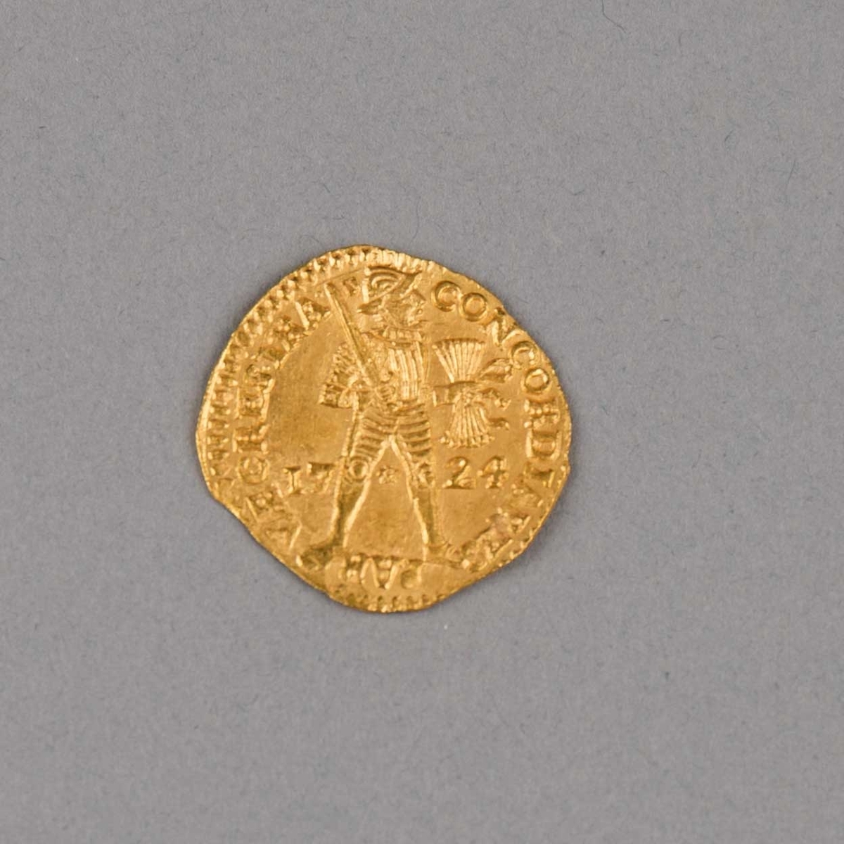 Rundefunnet, stort antall gull- og sølvmynter fra nederlandske ostindiafareren AKERENDAM som forliste på jomfruturen 8. mars 1725 utenfor Ålesund på Sunnmøre.

1 stk.  Gull dukat Utrecht fra 1724
