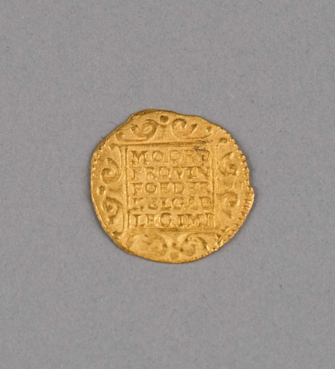 Rundefunnet, stort antall gull- og sølvmynter fra nederlandske ostindiafareren AKERENDAM som forliste på jomfruturen 8. mars 1725 utenfor Ålesund på Sunnmøre.

1 stk.  Gull dukat Utrecht fra 1724
