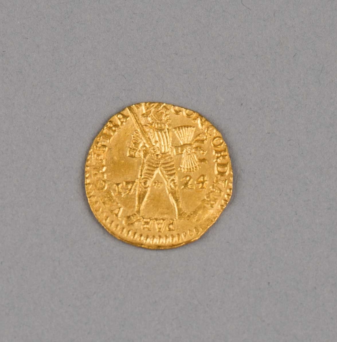 Rundefunnet, stort antall gull- og sølvmynter fra nederlandske ostindiafareren AKERENDAM som forliste på jomfruturen 8. mars 1725 utenfor Ålesund på Sunnmøre.

1 stk.  Gull dukat Utrecht fra 1724
